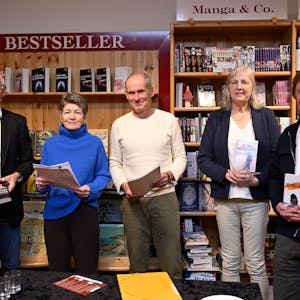 In der Buchhandlung Bücken lasen Walter Herzog, Marianne Tieves, Matthias Speck, Petra Werner und Alexander Malzahn (v.l.) aus ihren Werken.