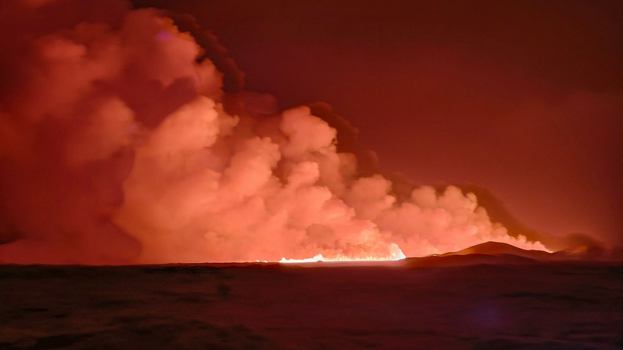 Vulkanausbruch auf Island: Lava und orange gefärbter Rauch