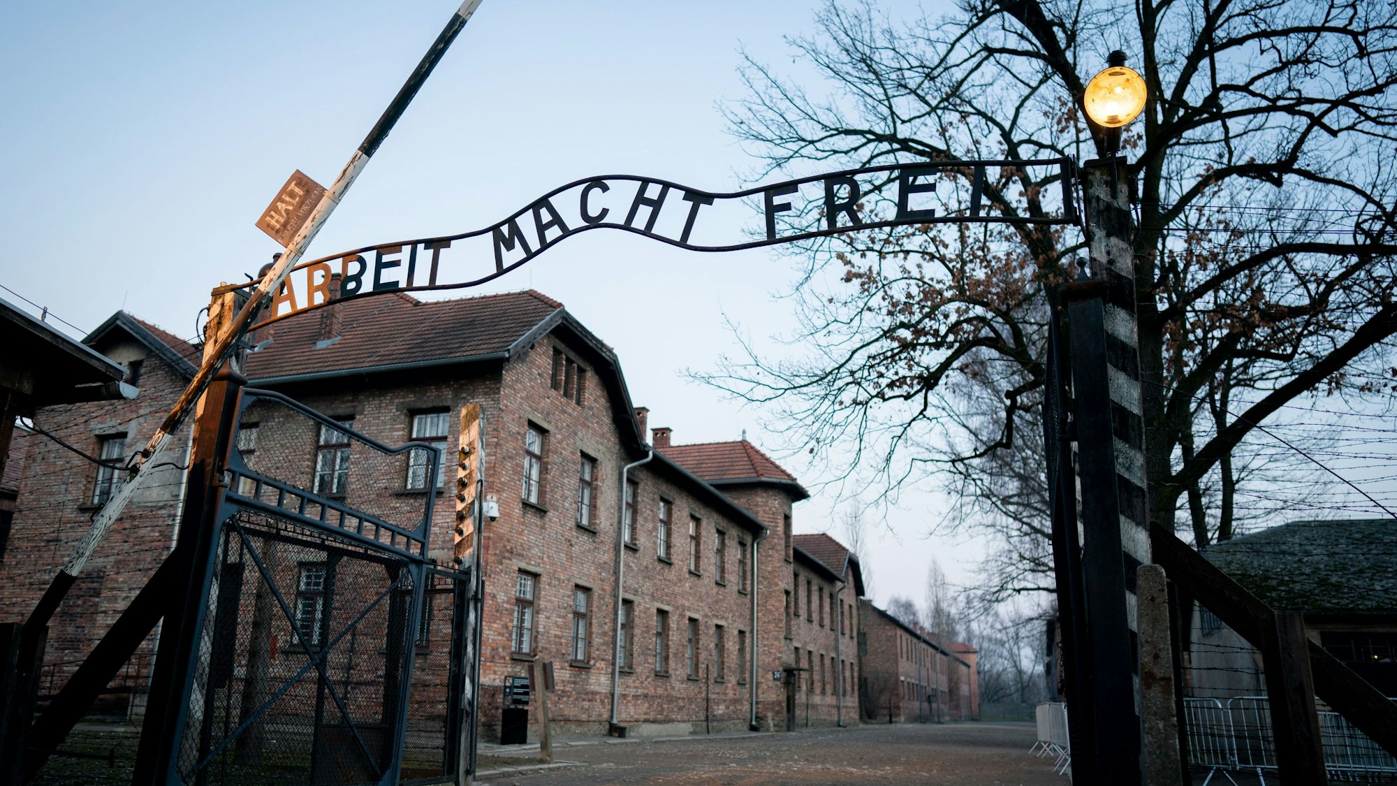 Polen, Oswiecim: Der Schriftzug „Arbeit macht frei“ ist am Tor zum früheren Konzentrationslager Auschwitz I zu sehen.