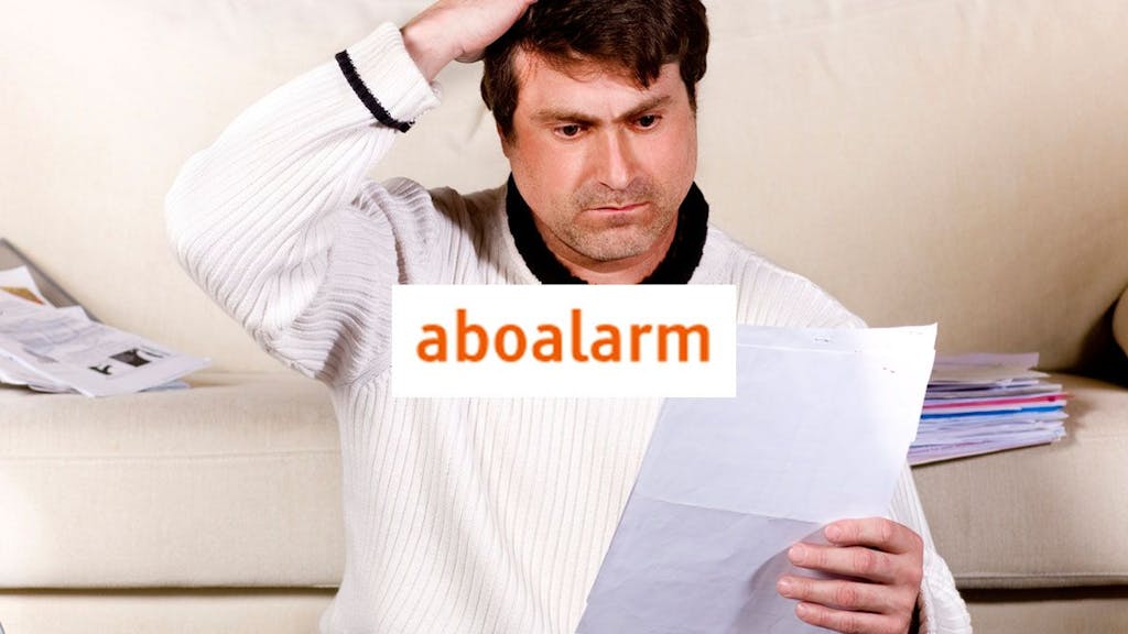 Mann blickt ratlos auf Blatt Papier mit Aboalarm Logo im Bild.