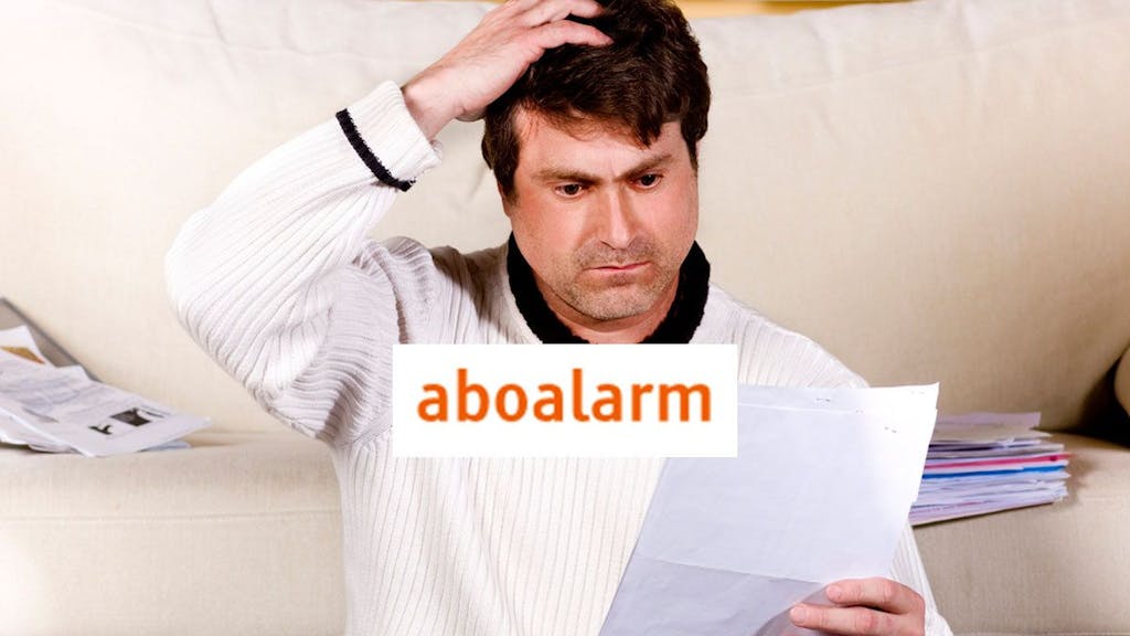 Mann blickt ratlos auf Blatt Papier mit Aboalarm Logo im Bild.
