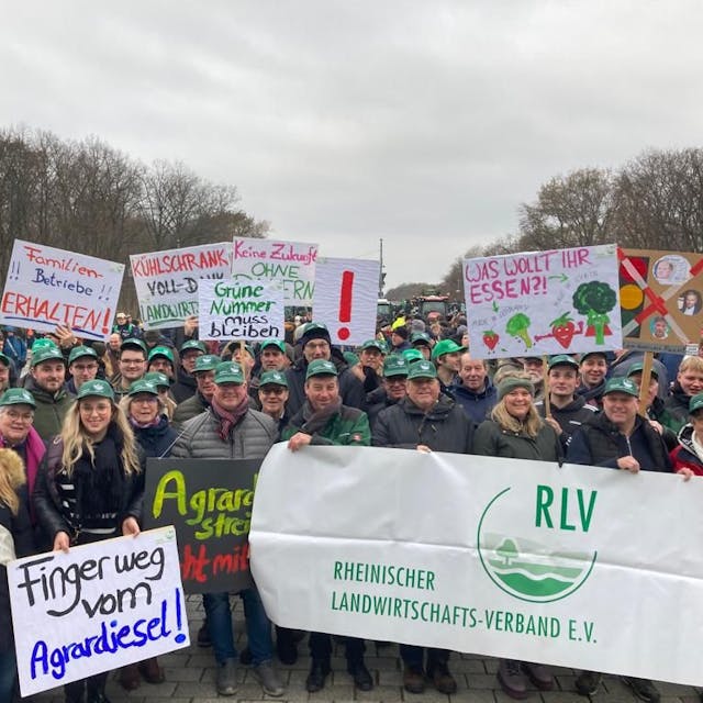 Das Foto zeigt Landwirte aus dem Rhein-Erft-Kreis, die im Dezember 2023 vor dem Brandenburger Tor gegen höhere Steuern protestiert haben.