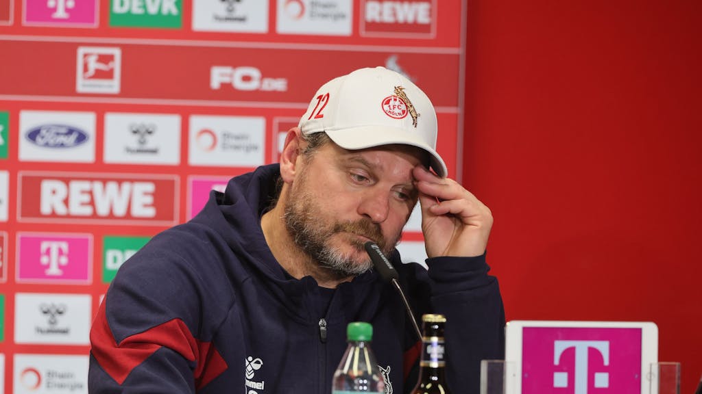 FC-Trainer Steffen Baumgart guckt bei einer Pressekonferenz nachdenklich.