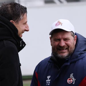Sport-Geschäftsführer Christian Keller (l.) und Trainer Steffen Baumgart lachen während des Abschlusstrainings des 1. FC Köln.
