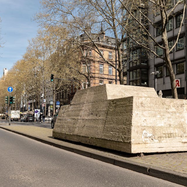 „Ruhender Verkehr“ ist eine Aktionsplastik auf dem Kölner Hohenzollernring, die im Jahre 1969 von Wolf Vostell geschaffen wurde.