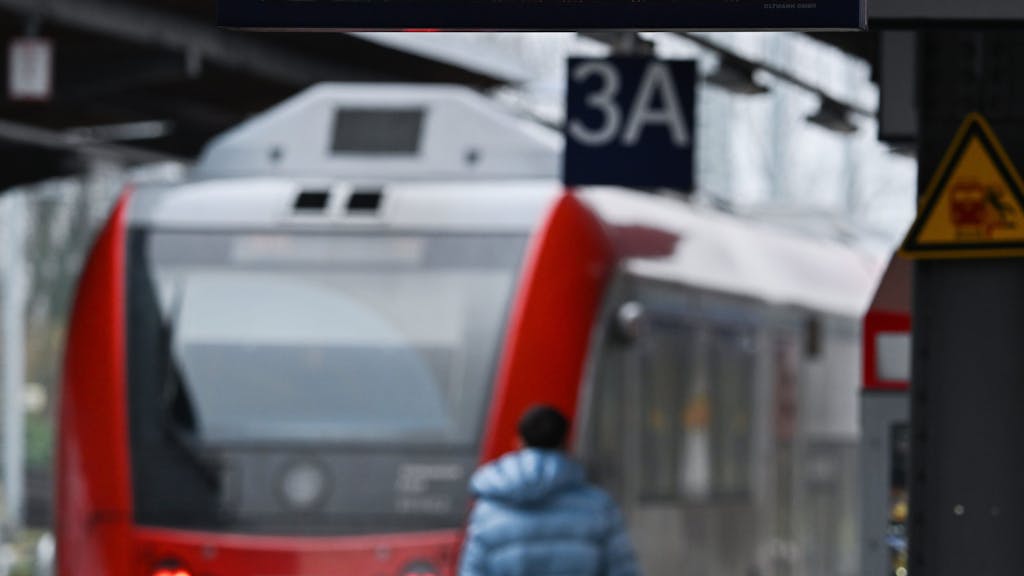 Der Hinweis „GDL-Streik“ leuchtet auf der Fahrgastinformationsanzeige im Bahnhof auf.