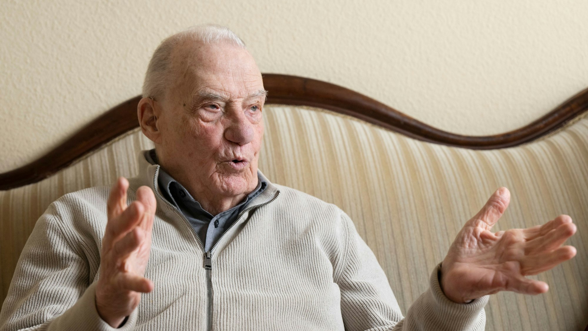 Der pensionierte ehemalige Staatsanwalt Gerhard Wiese, fotografiert während eines Interviews mit der dpa in seinem Privathaus in Frankfurt. Der 94-jährige war Mitkläger bei den Frankfurter Auschwitz-Prozessen und erzählt heute an Schulen von seinen Erfahrungen.