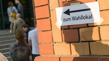 Wählerinnen und Wähler stehen bei der Wahl 2021 in Berlin vor einem Wahllokal. Bei der Wahl war es zu zahlreichen Pannen gekommen, Das Bundesverfassungsgericht entschied auf Teil-Neuwahlen. (Archivbild)