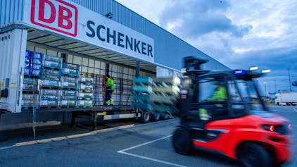 Paletten und Transportgut wird von Trailern des Logistikunternehmens DB Schenker auf dem Gelände des Logistikzentrums im Seehafen entladen.