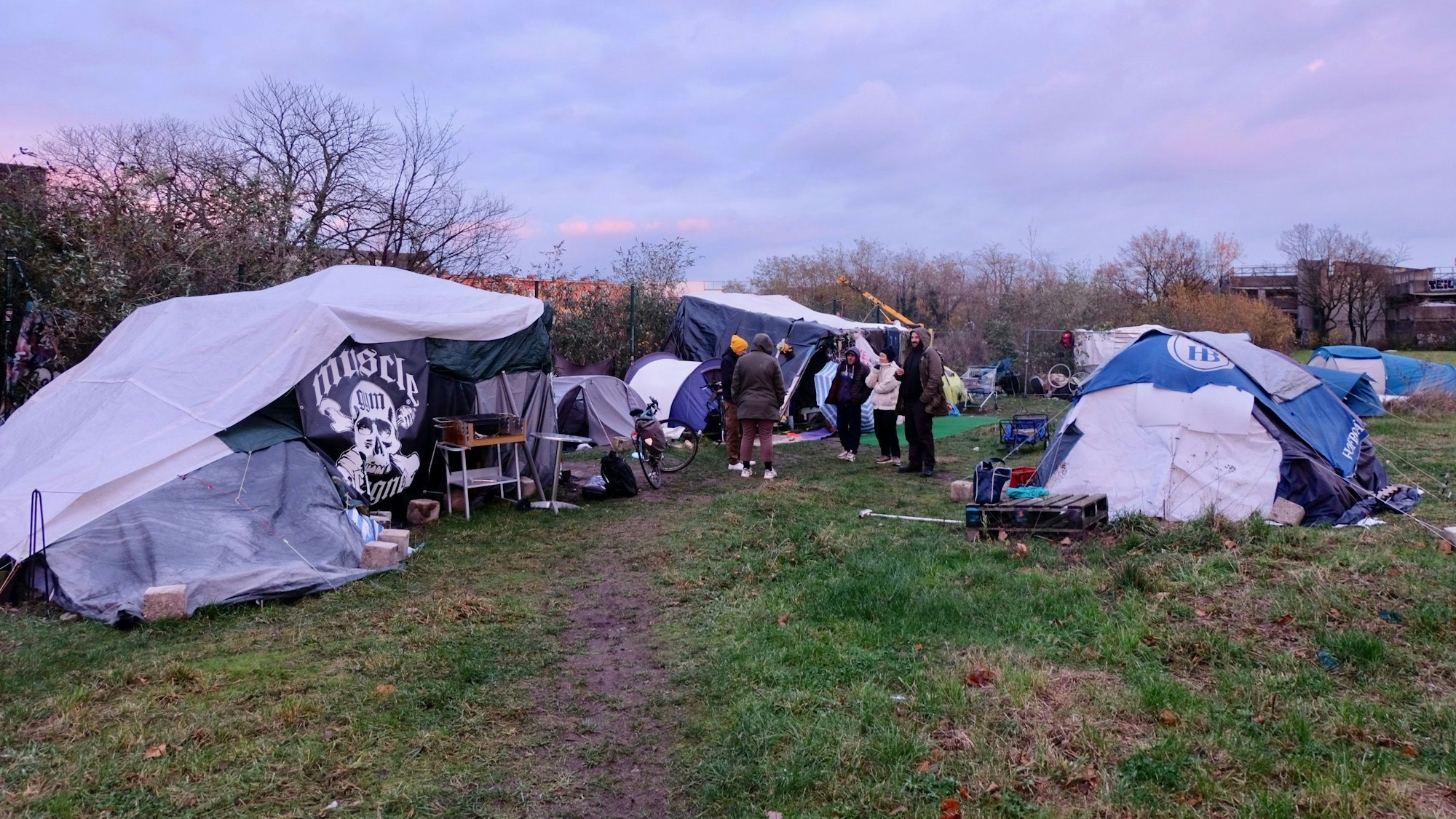 Patrick Timms, eine ehemalige Zeltlagerbewohnerin, Jacek Pinkowsky, Akiko Arendt und Tom Küven (v.l.) im Zeltlager für Obdachlose neben dem autonomen Zentrum (AZ).