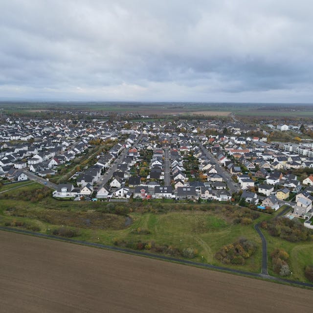 Das Bild zeigt symbolisch eine Luftaufnahme von dem dicht besiedelten Wohngebiet in Weilerswist-Süd.