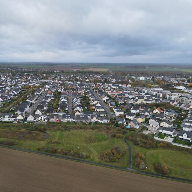 Das Bild zeigt symbolisch eine Luftaufnahme von dem dicht besiedelten Wohngebiet in Weilerswist-Süd.
