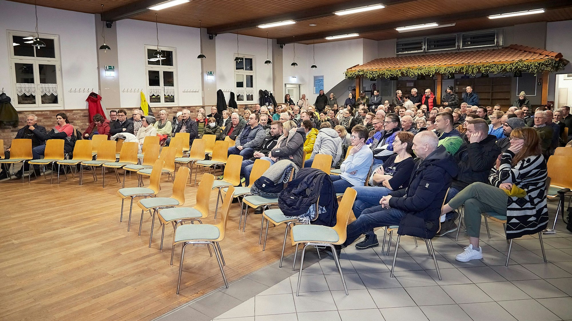 Rund 150 Zuhörer sitzen bei einer Versammlung in der Bürgerhalle in Tondorf.
