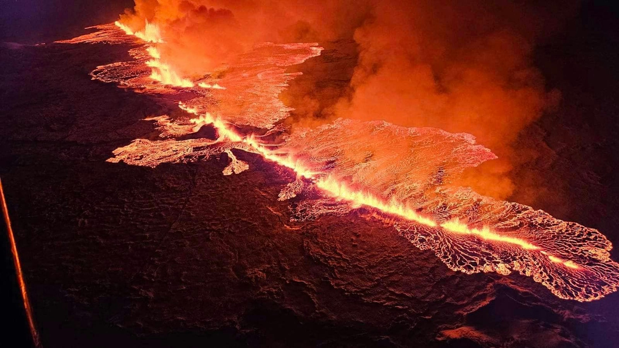 Vulkanausbruch auf Island: Ein kilometerlanger Riss zieht sich durch die Erde.