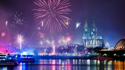 Feuerwerk ist in der Silvesternacht am Rhein über dem Dom zu sehen.&nbsp;