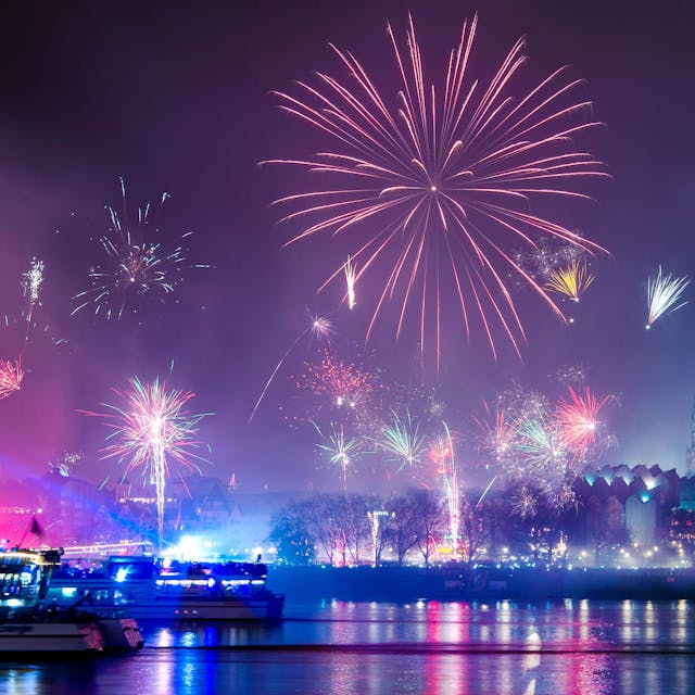 Feuerwerk ist in der Silvesternacht am Rhein über dem Dom zu sehen.&nbsp;