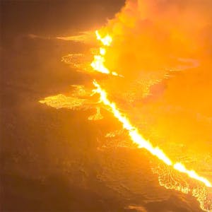 Ein kilometerlanger Lavafluss hat sich oberhalb des Magmatunnels auf der Reykjanes-Halbinsel auf Island gebildet. In der Nacht zu Dienstag ereignete sich dort ein verheerender Vulkanausbruch.