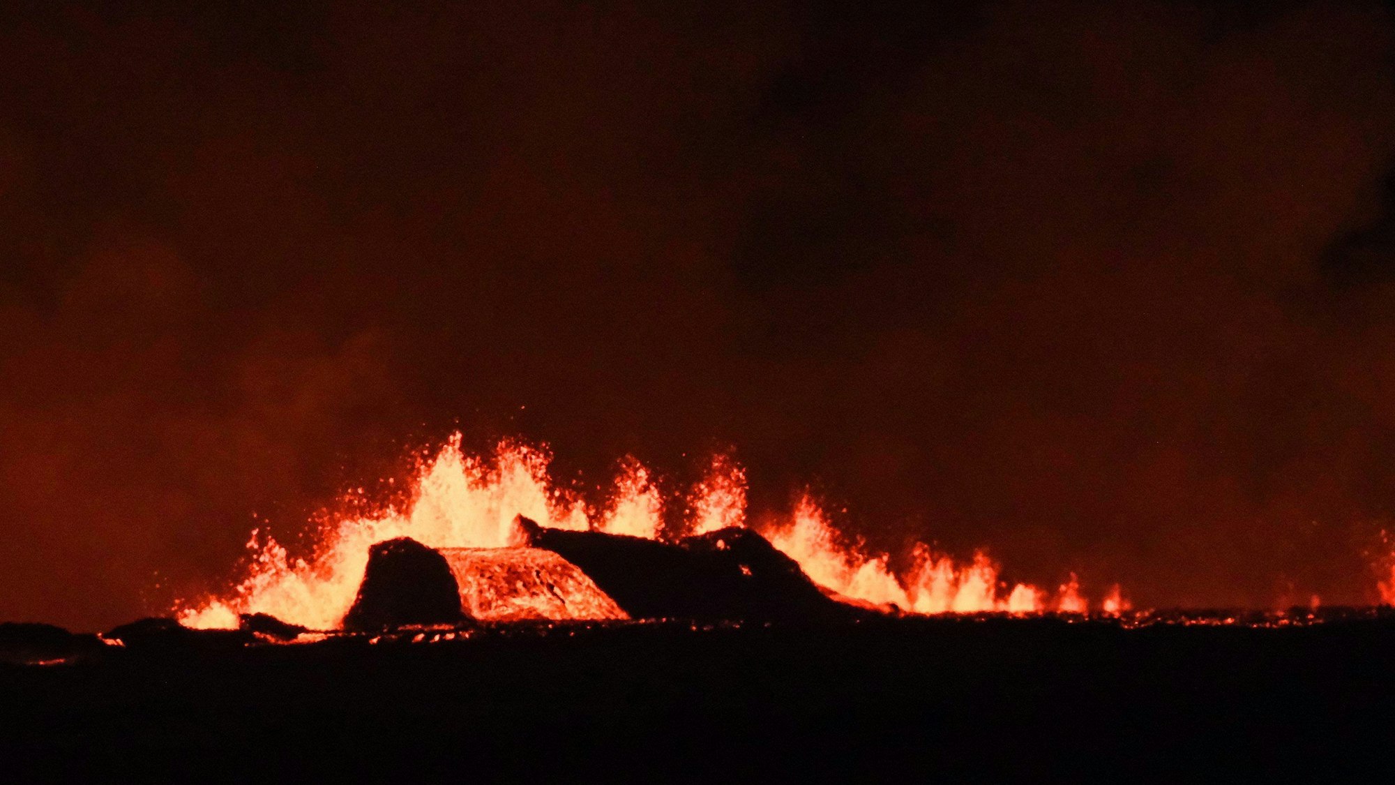 Vulkanausbruch auf Island: Lava ergießt sich in der Nacht zu Dienstag über die Erde.