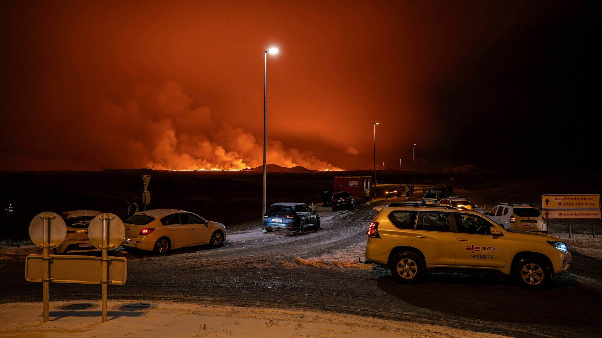Vulkanausbruch auf Island: Feuer und Magma färben den Himmel orange