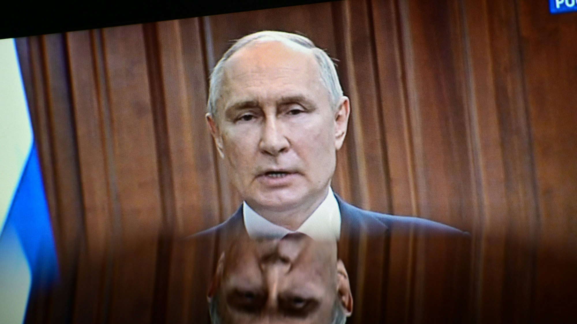 Der russische Präsident Wladimir Putin bei einer Fernsehansprache. Laut einem ehemaligen russischen Wagner-Söldner kamen Befehle für Gräueltaten in der Ukraine direkt aus dem Büro des Kremlchefs. (Archivbild)