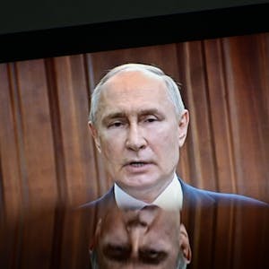 Der russische Präsident Wladimir Putin bei einer Fernsehansprache. Laut einem ehemaligen russischen Wagner-Söldner kamen Befehle für Gräueltaten in der Ukraine direkt aus dem Büro des Kremlchefs. (Archivbild)