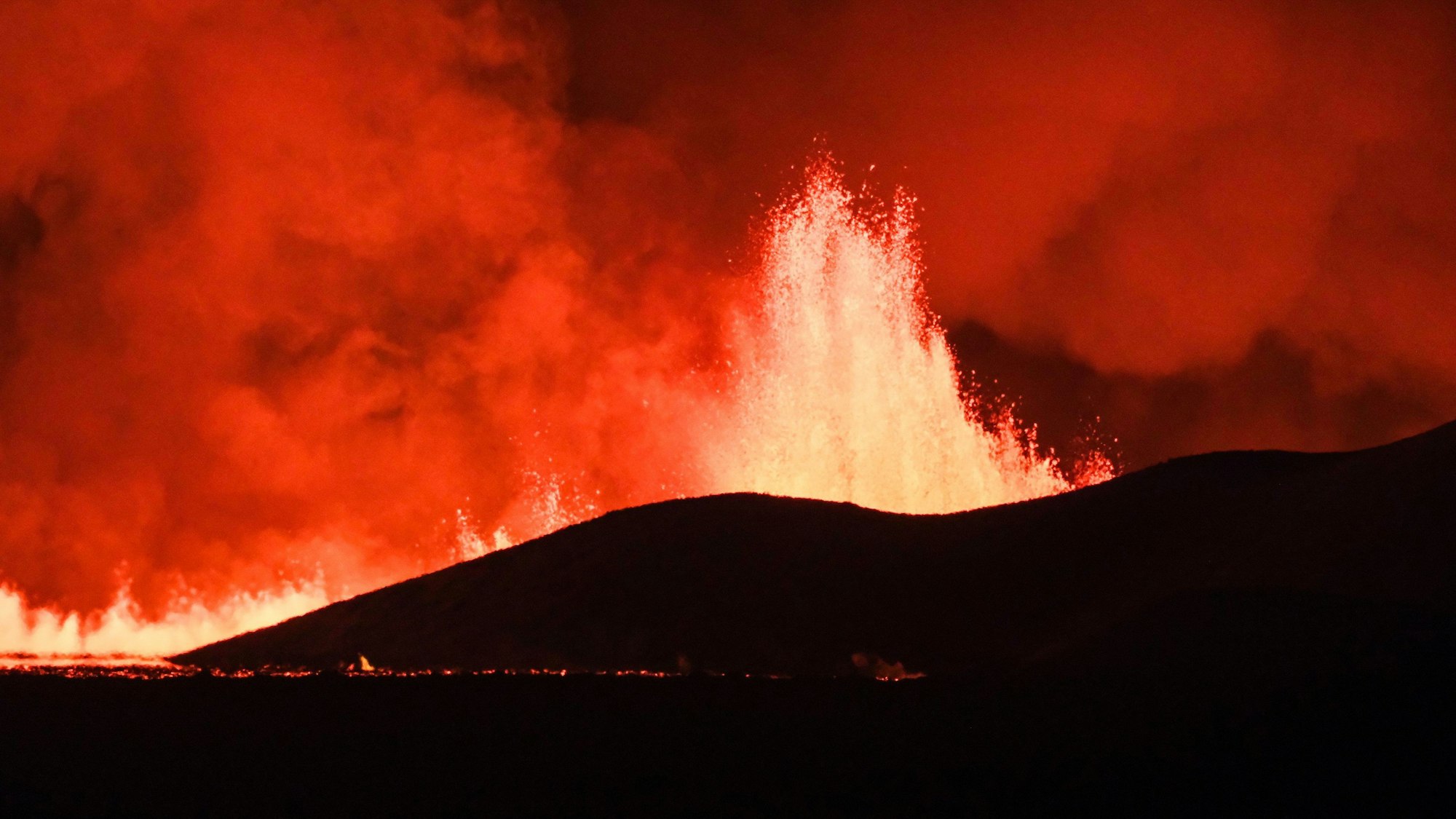 Vulkanausbruch auf Island: Lava-Fontänen schießen aus der Erde.