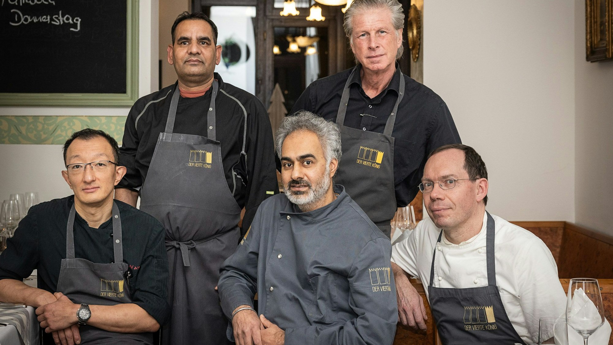 Jaspreet Dhaliwal-Wilmes (vorne Mitte) mit dem Küchenteam seines Restaurants „Der Vierte König“.