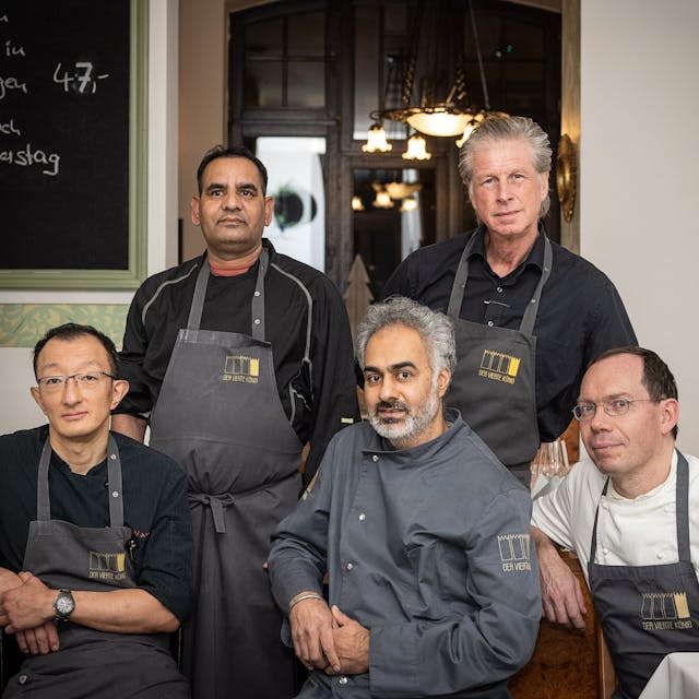 Jaspreet Dhaliwal-Wilmes (vorne Mitte) mit dem Küchenteam seines Restaurants „Der Vierte König“.