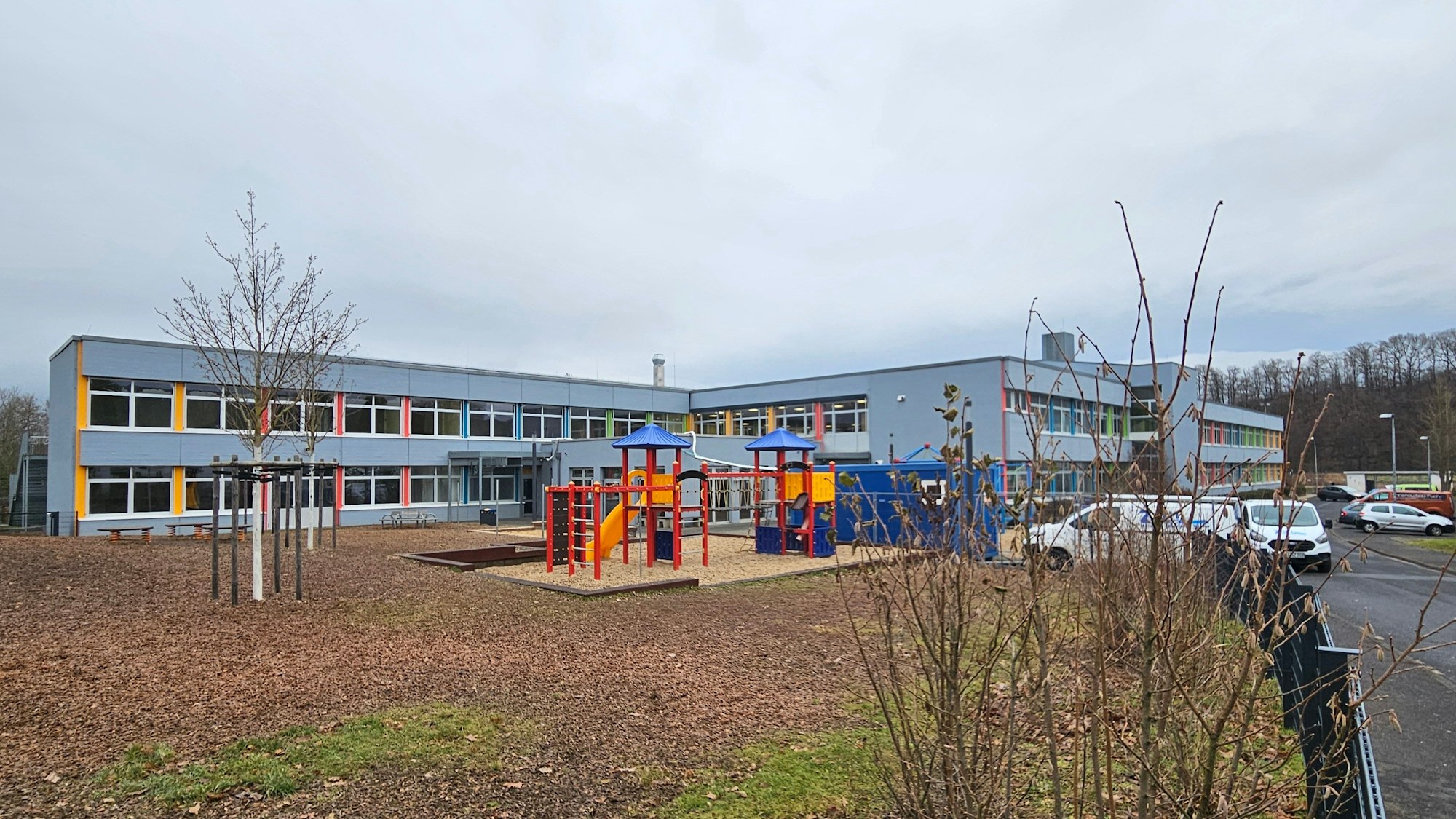 Blick auf die Kaller Grundschule, die zurzeit saniert wird.