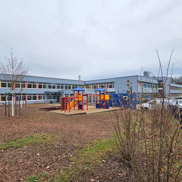 Blick auf die Kaller Grundschule, die zurzeit saniert wird.