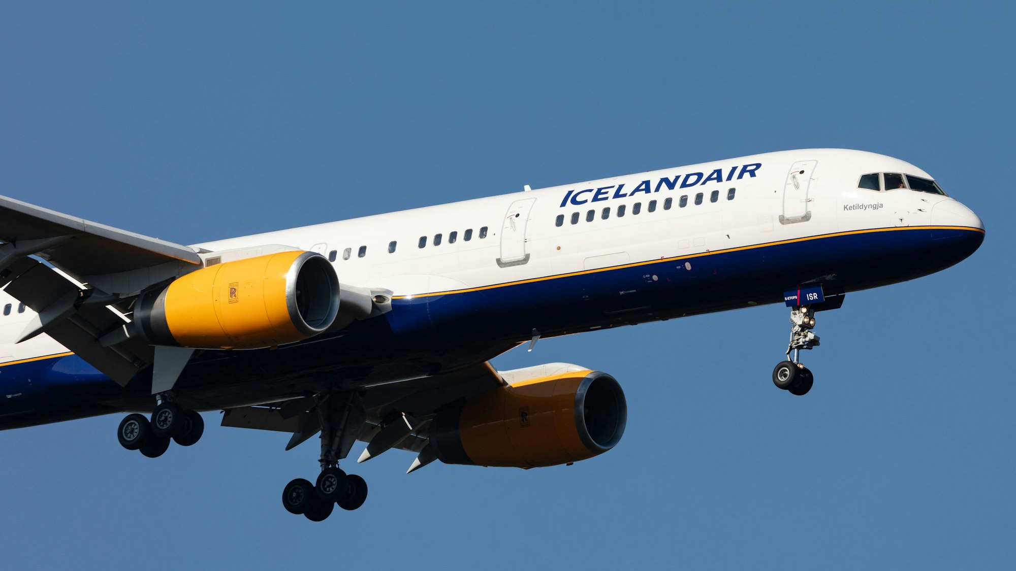 Eine Boeing 757 der isländischen Fluggesellschaft Icelandair ist am Himmel zu sehen. (Symbolbild)