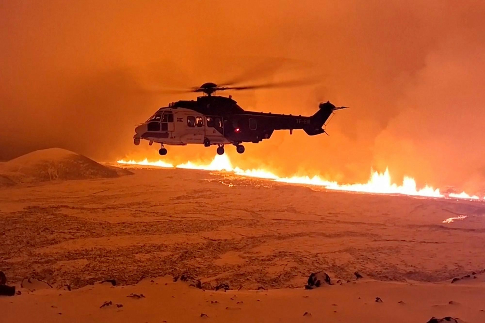 Vulkanausbruch auf Island: Ein Helikopter kreist über dem Lava-Gebiet.