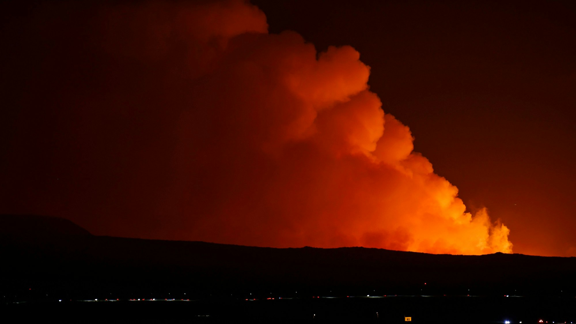 Vulkanausbruch auf Island: Eine gewaltige orange Rauchsäule ist zu sehen.