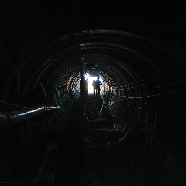 Palästinensische Gebiete, Gaza: Israelische Soldaten durchsuchen einen Tunnel, der nach Angaben des Militärs von militanten Hamas-Kämpfern für den Angriff auf den Grenzübergang Erez im nördlichen Gazastreifen genutzt wurde.&nbsp;