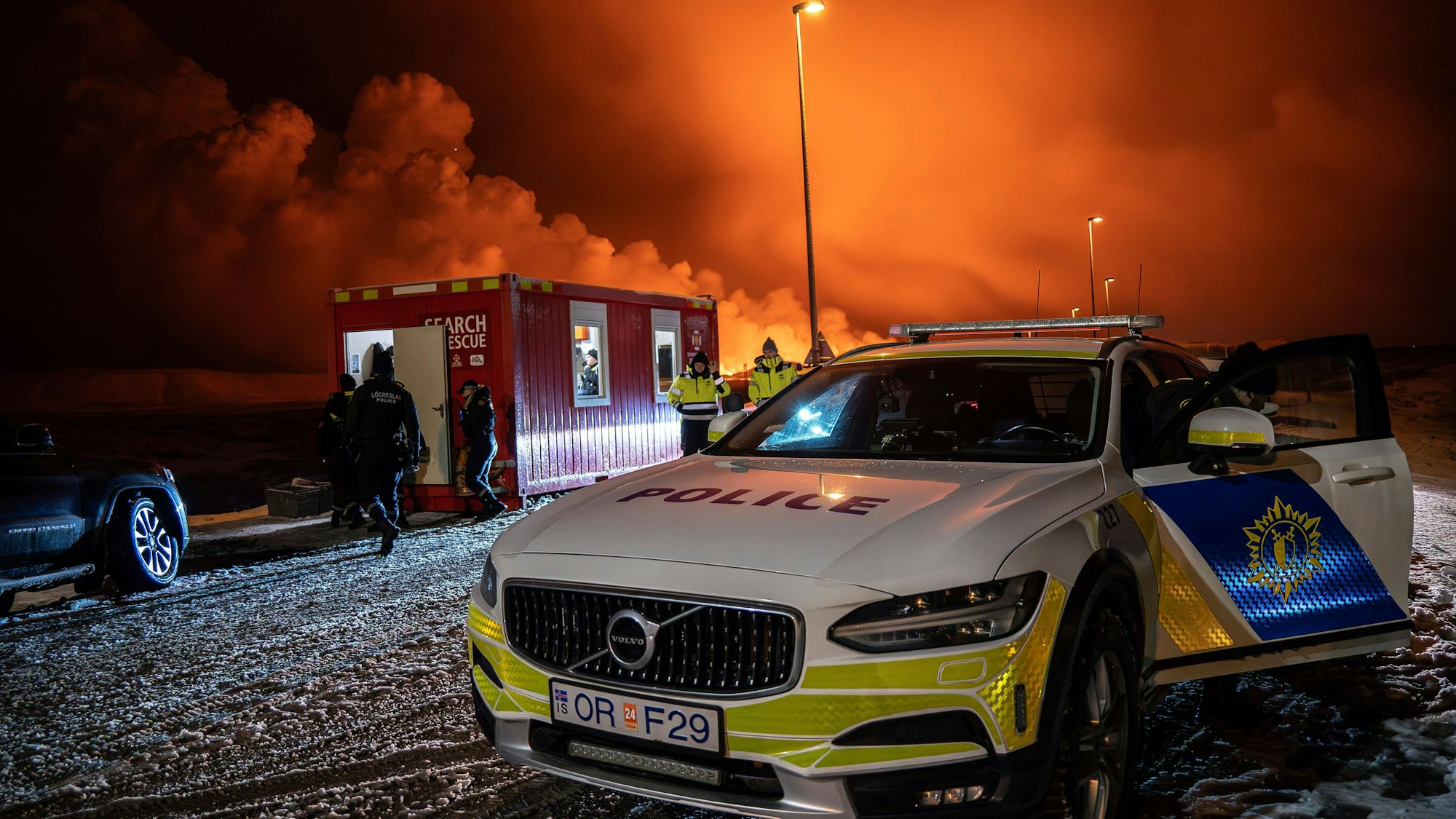 Vulkanausbruch auf Island: Polizisten und Sicherheitskräfte sichern wichtige Straßen in der Nähe des Vulkans.