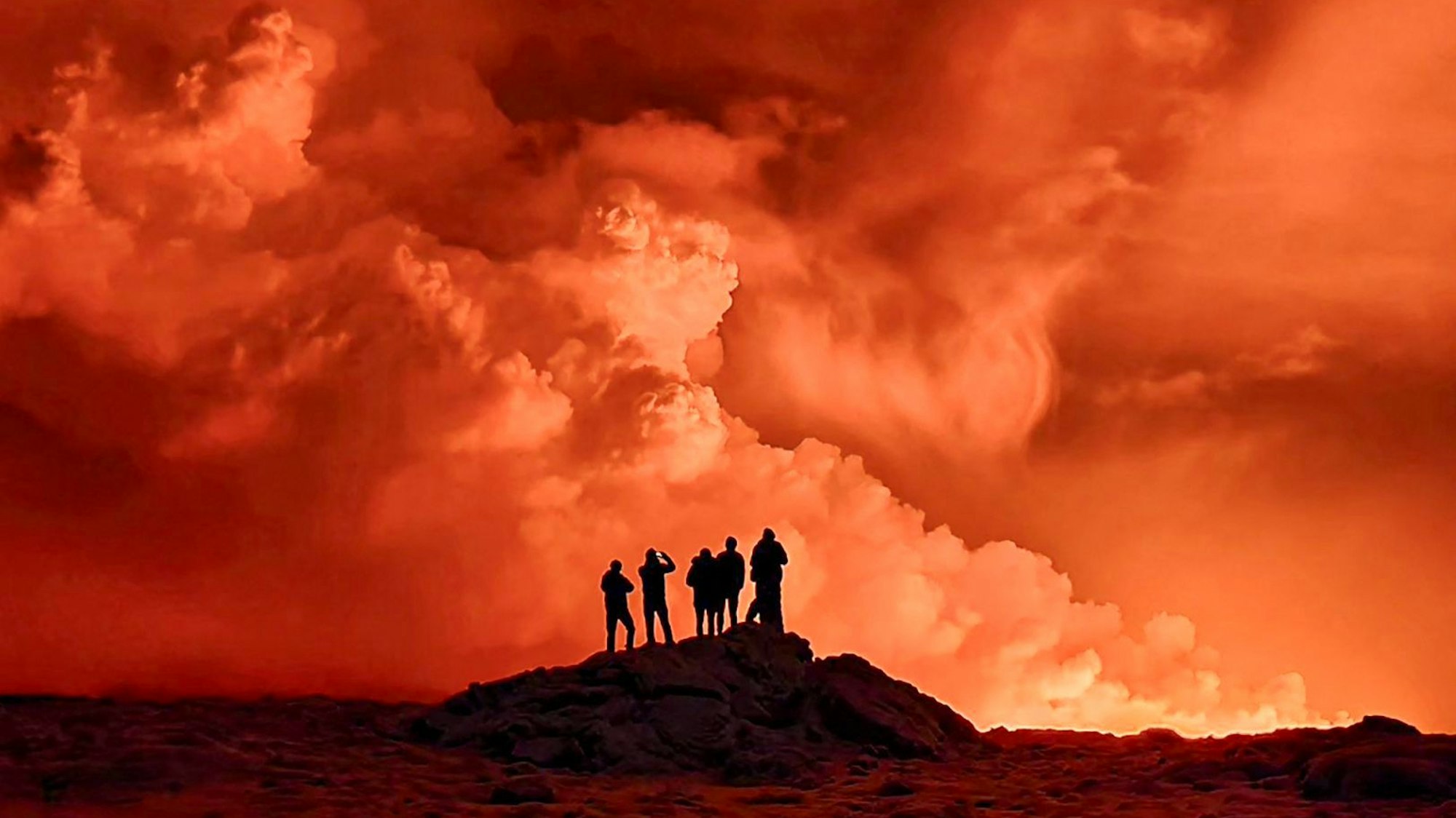 Vulkanausbruch auf Island: Isländerinnen und Isländer beobachten den orangen Himmel und Rauch.