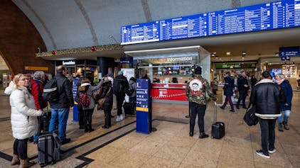 GDL-Streik bei der Deutschen Bahn Anfang Dezember: Reisende warten im Kölner Hauptbahnhof am Informationsschalter.&nbsp;