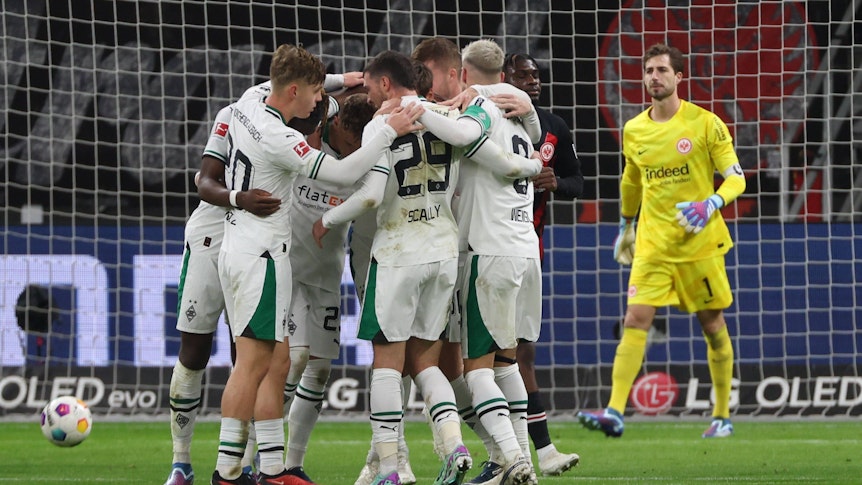 Die Borussia-Spieler feiern den Führungstreffer bei Eintracht Frankfurt.