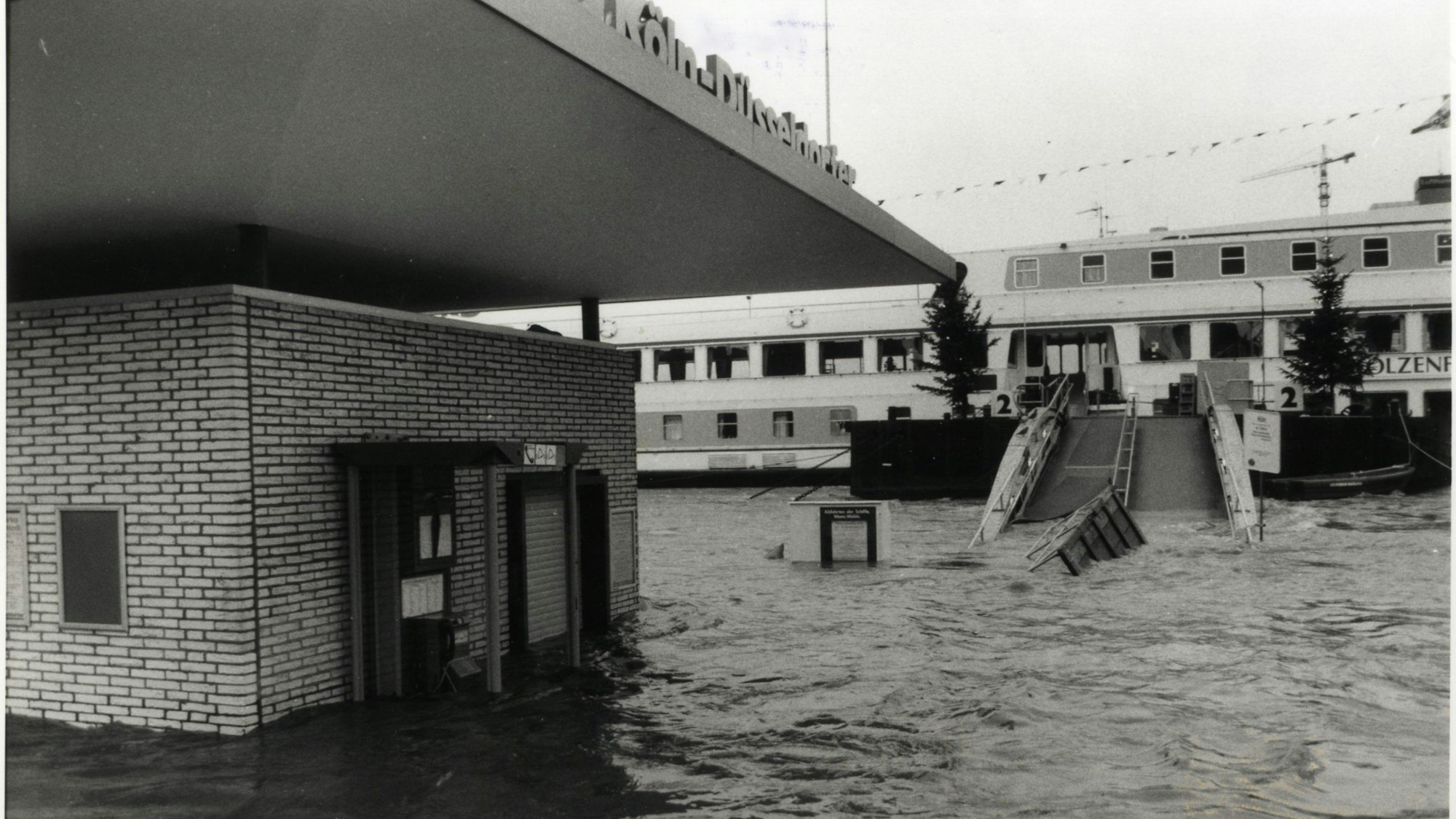 Überflutete Anlegestelle in der Altstadt 1993