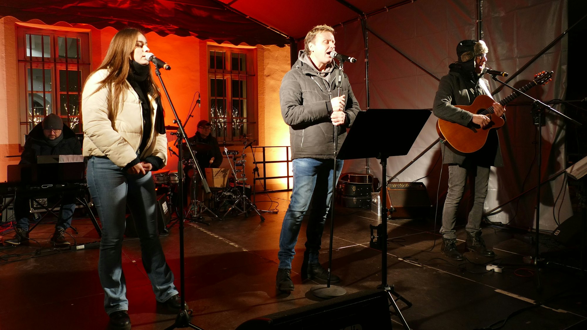 Da fehlten nur noch die Weihnachtsmützen: Mirko Bäumer und die Lustigen Musikanten verbreiteten Weihnachtsstimmung.