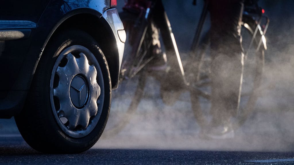 Mercedes-Benz muss allein in Deutschland Zehntausende Diesel-Autos wegen des erneuten Vorwurfs einer illegalen Abgastechnik zurückrufen.