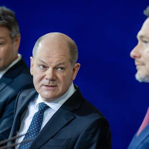Robert Habeck (lv.l.n.r.), Olaf Scholz und Christian Lindner: Streit um die Schuldenbremse