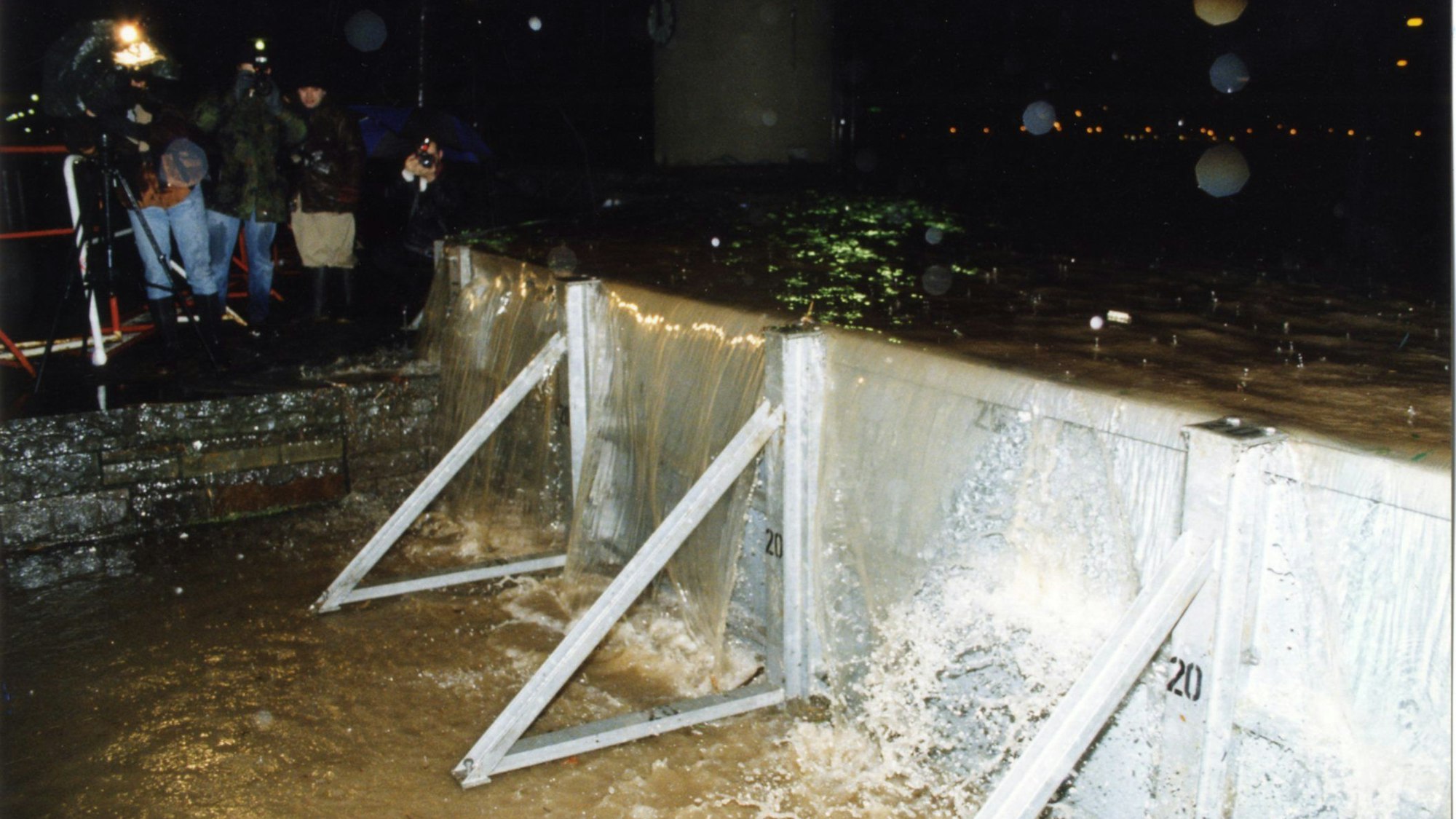 1995: Das Wasser überschwemmt die Schutzwände.