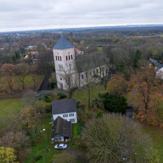 Blick auf die Kirche St. Gereon und den umgebenden Kirchhof in Köln-Merheim