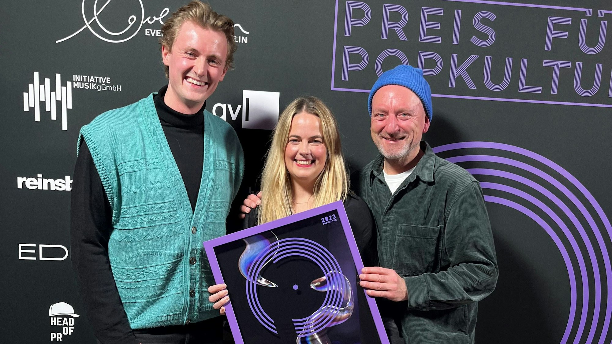 Tim Rummel (v.l.), Carolin Jäger und Ralph Christoph freuen sich in Berlin über den Preis für Popkultur für die c/o pop