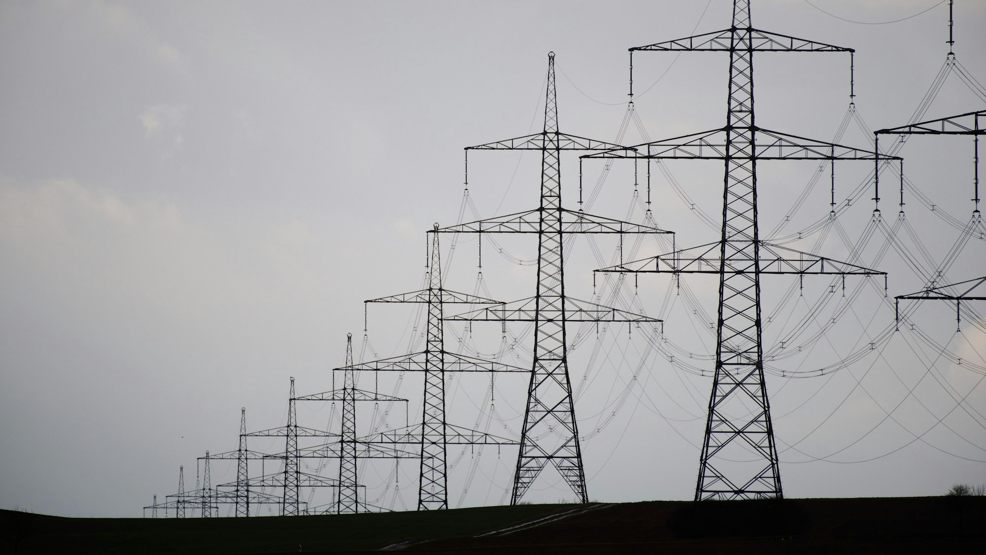 Oberirdische Leitungen sind günstiger – das könnte dem Strompreis zugutekommen.