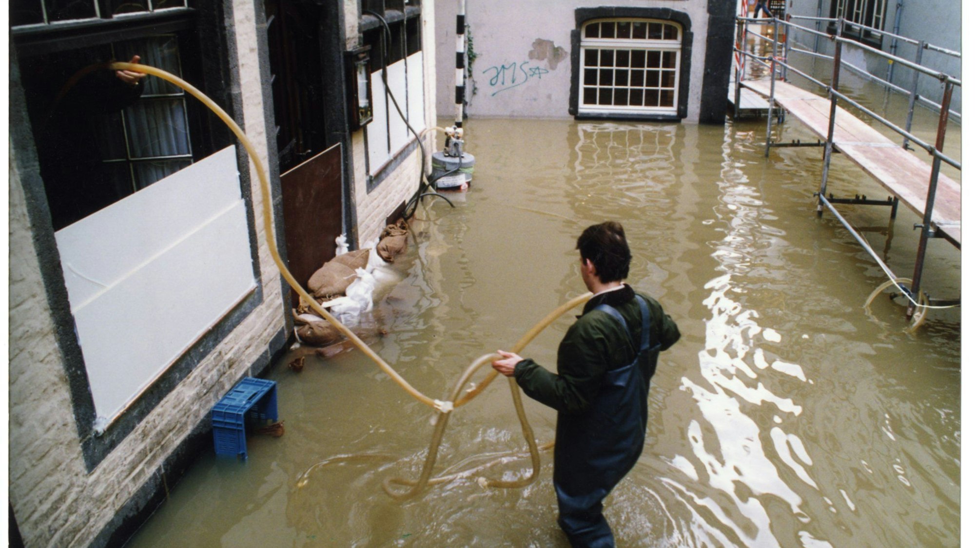 Rettungsversuche in der Altstadt 1995