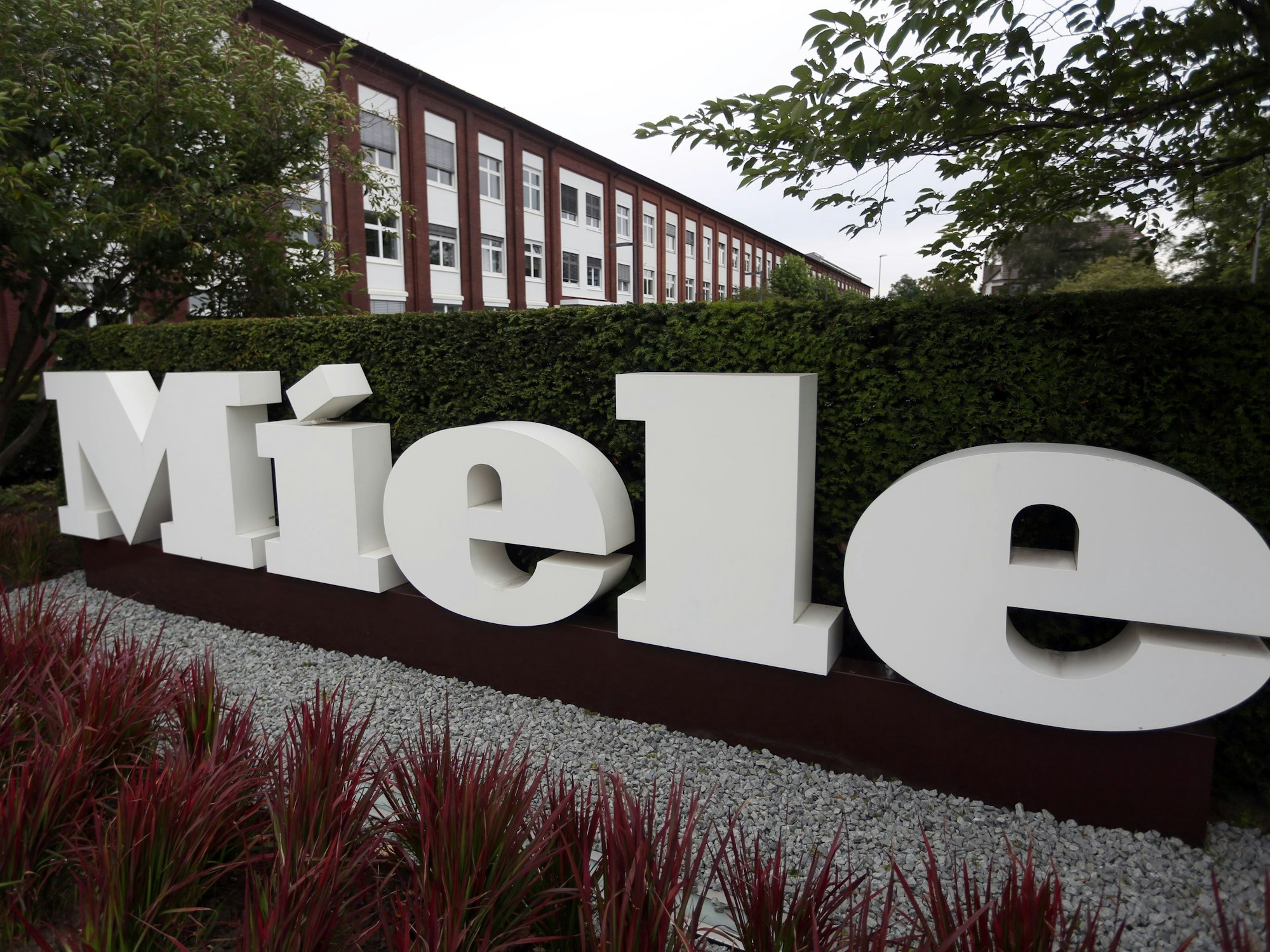 Das Logo „Miele“ vor dem Hauptsitz der Miele & Cie KG.