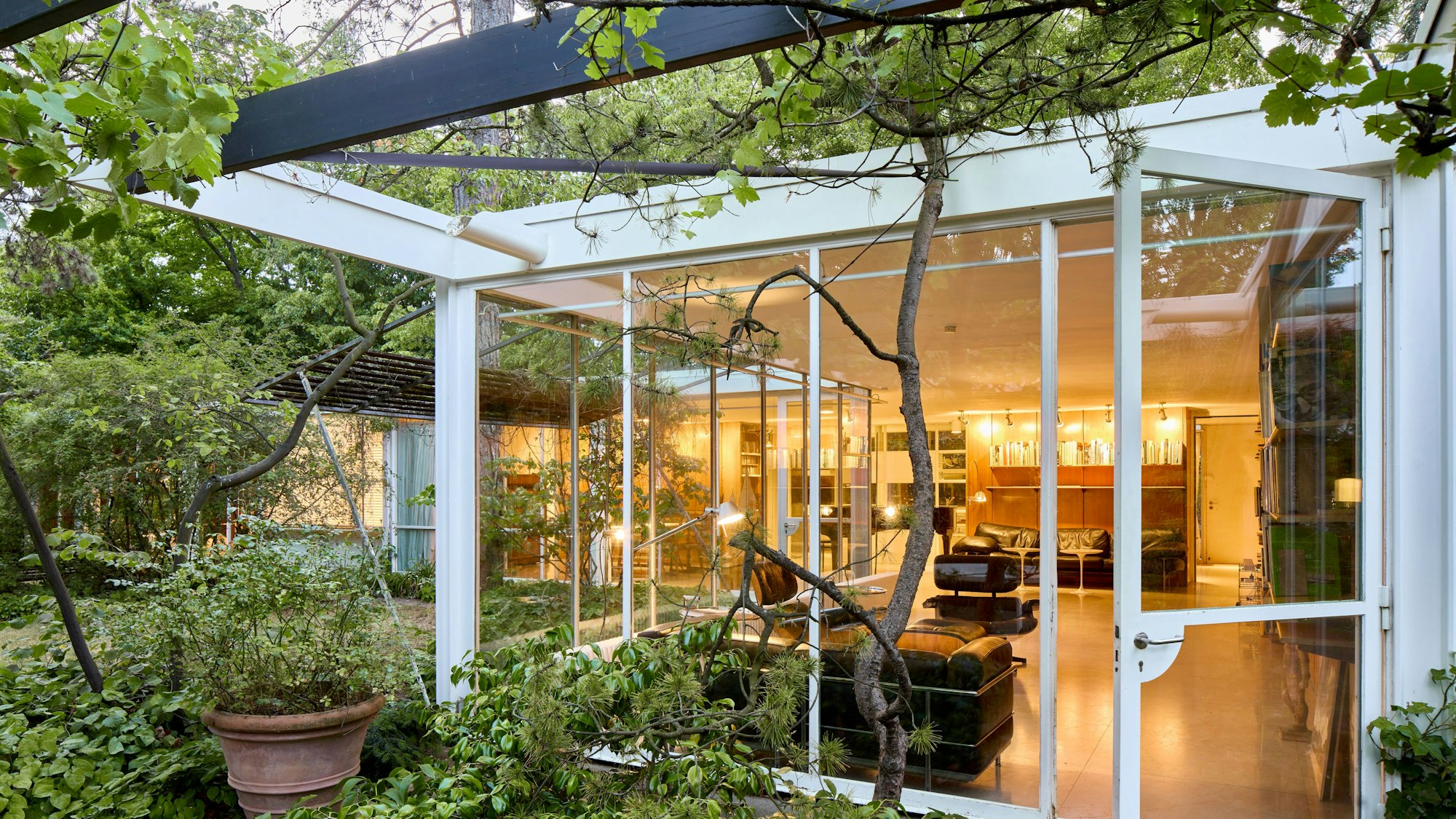 Modernes Haus mit offenen Fernsterfronten und großem Garten