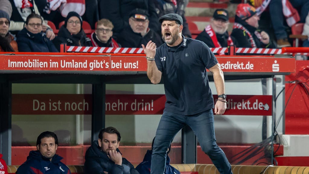 Steffen Baumgart gibt Anweisungen gegen Union Berlin.